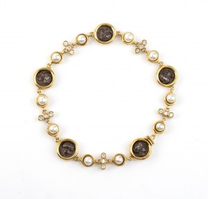 Bracciale in oro con perle, diamanti e monete