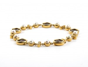 Złota bransoletka z perłami, diamentami i monetami