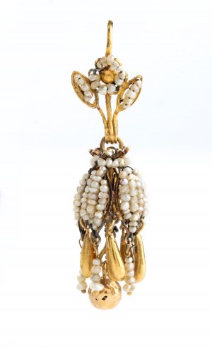 Gold pendant with pearls