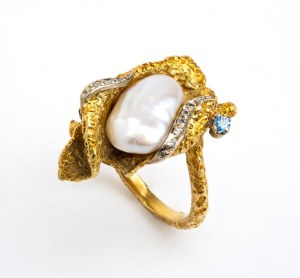 Złoty pierścionek z perłami i diamentami