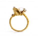 Złoty pierścionek z perłami i diamentami