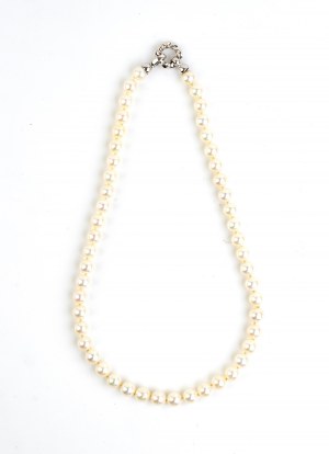 Gold pearl necklace