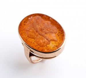 Zlatý prsten v archeologickém stylu osázený karneolem