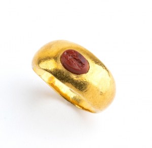Złoty pierścionek w stylu archeologicznym z czerwonym diaspirem