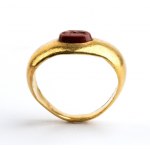 Zlatý prsten v archeologickém stylu s červeným diasprem