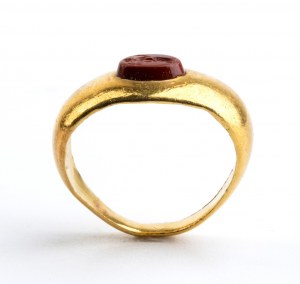 Złoty pierścionek w stylu archeologicznym z czerwonym diaspirem