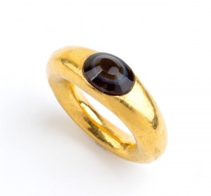 Złoty pierścionek w stylu archeologicznym z agatem