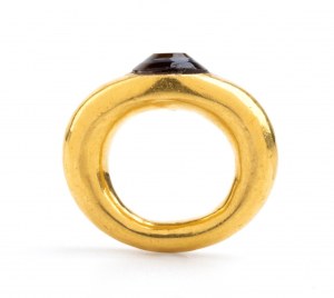 Archaeological-style gold ring set with agate