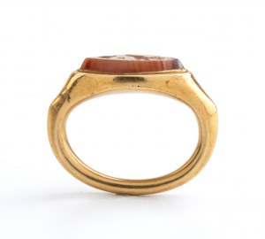 Złoty pierścionek w stylu archeologicznym z agatem