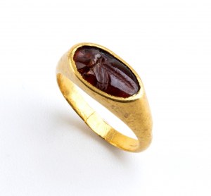 Zlatý prsten s granátem v archeologickém stylu