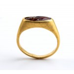 Złoty pierścionek w stylu archeologicznym z granatem