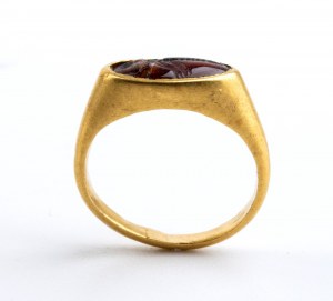 Złoty pierścionek w stylu archeologicznym z granatem
