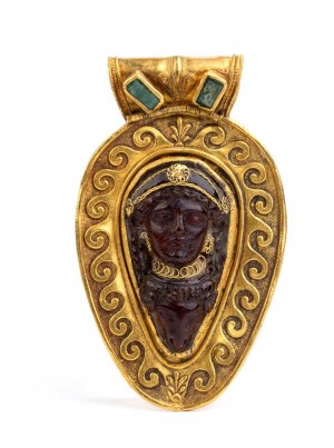 Ciondolo in oro in stile archeologico con ambra e smeraldi