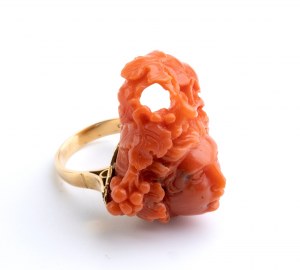 Bague méditerranéenne en or avec camée en corail