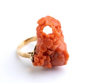Śródziemnomorski złoty pierścionek z koralową kameą
