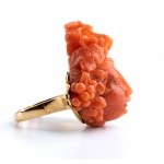 Śródziemnomorski złoty pierścionek z koralową kameą