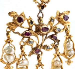 Złoty wisiorek z kamieniami szlachetnymi i perłami
