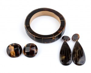 Art Dèco tortoiseshell bracelet and two pair of earrings