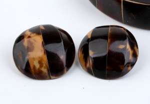 Art Dèco tortoiseshell bracelet and two pair of earrings