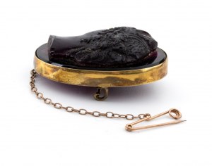 Viktoriánska zlatá brošňa s ametystovou kameou