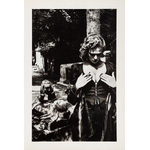 Helmut Newton, Père-Lachaise, Talmův hrob, Paříž, 1977 z portfolia ''Special Collection 24 photos lithographs'', 1980