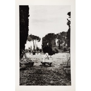 Helmut Newton, Dans un jardin près de Rome - 1977 du portfolio ''Special Collection 24 photos lithographs'', 1980