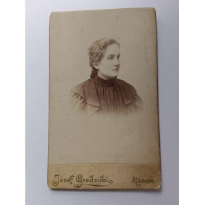 CARDBOARD PHOTO GRODZICKI, RADOM, LUBELSKA STREET, PORTRAIT OF A WOMAN, PRE-WAR 1898, PHOTOGRAPHER AWARDED WITH HIS IMPERIAL MAJESTY'S GIFT