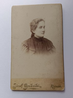 CARTON PHOTO GRODZICKI, RADOM, RUE LUBELSKA, PORTRAIT D'UNE FEMME, AVANT-GUERRE 1898, LE PHOTOGRAPHE A REÇU UN CADEAU DE SA MAJESTÉ IMPÉRIALE