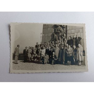 FOTO VARŠAVA POMNÍK OBRÁNCŮM VARŠAVSKÉHO GHETTA, POMNÍK HRDINŮM VARŠAVSKÉHO GHETTA 1953, SKUPINA LIDÍ