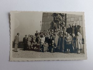 FOTO WARSCHAU DENKMAL FÜR DIE VERTEIDIGER DES WARSCHAUER GHETTOS, DENKMAL FÜR DIE HELDEN DES WARSCHAUER GHETTOS 1953, GRUPPE VON MENSCHEN