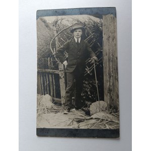 VILLAGE PHOTOGRAPHIQUE, HOMME AVEC CANNE, AVANT-GUERRE 1921