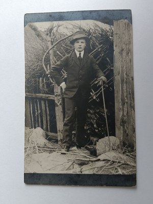 VILLAGE PHOTOGRAPHIQUE, HOMME AVEC CANNE, AVANT-GUERRE 1921