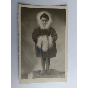 PHOTO OF LIONS, CHILD IN WINTER JACKET, 1945