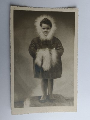 PHOTO DE LIONS, ENFANT EN VESTE D'HIVER, 1945