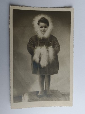 PHOTO OF LIONS, CHILD IN WINTER JACKET, 1945