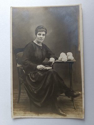 PHOTO KRAKOW, FEMME À UNE TABLE, FLEURS, AVANT-GUERRE