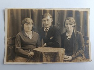 PHOTO KRAKOW, DEUX FEMMES ET UN HOMME À TABLE, AVANT-GUERRE