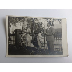 PHOTO VARSOVIE, HOMME ET DEUX FEMMES PRÈS D'UN ARBRE, DANS UN PARC-JARDIN, AVANT-GUERRE