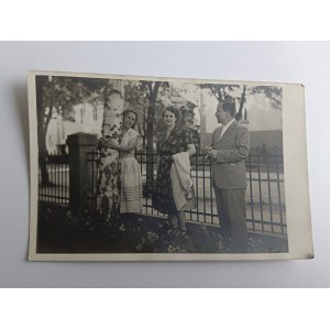 PHOTO WARSAW, MAN AND TWO WOMEN BY A TREE, IN A PARK GARDEN, PRE-WAR