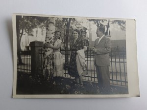 FOTO WARSCHAU, MANN UND ZWEI FRAUEN BEI EINEM BAUM, IN EINEM PARKGARTEN, VORKRIEGSZEIT