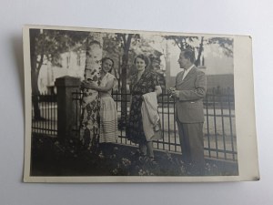 PHOTO WARSAW, MAN AND TWO WOMEN BY A TREE, IN A PARK GARDEN, PRE-WAR