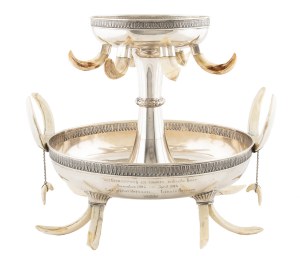 Dvoupatrový talíř - Lovecká trofej z výpravy do Indie, Německo, Koch & Bergfeld, 1905-1906.