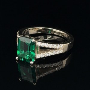 RING WITH LAB GROWN EMERALD AND DIAMONDS - RNG30301