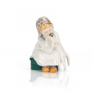 Meissen Hentschelkind 'Girl with hood, a cat in her arms'