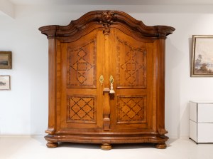 Großer Barockschrank