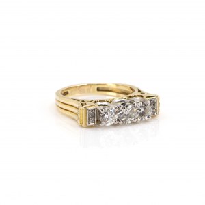 Art deco ring set with diamonds