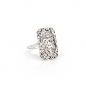 Art deco ring set with diamonds