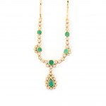 Necklace set with emerald diamonds