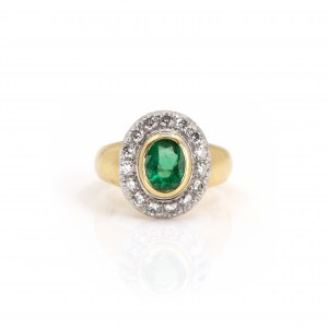 Ring with emerald diamond setting