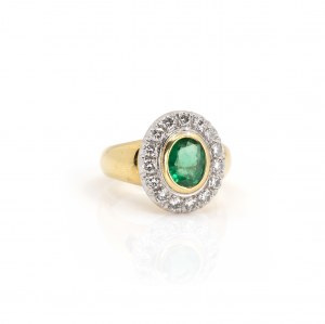 Ring with emerald diamond setting